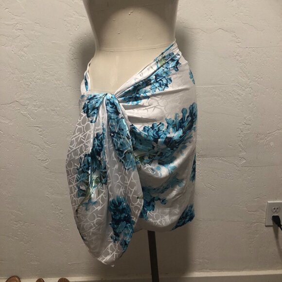 NEW Cavin Klien scarf or cover up /wrap - Picture 3 of 7